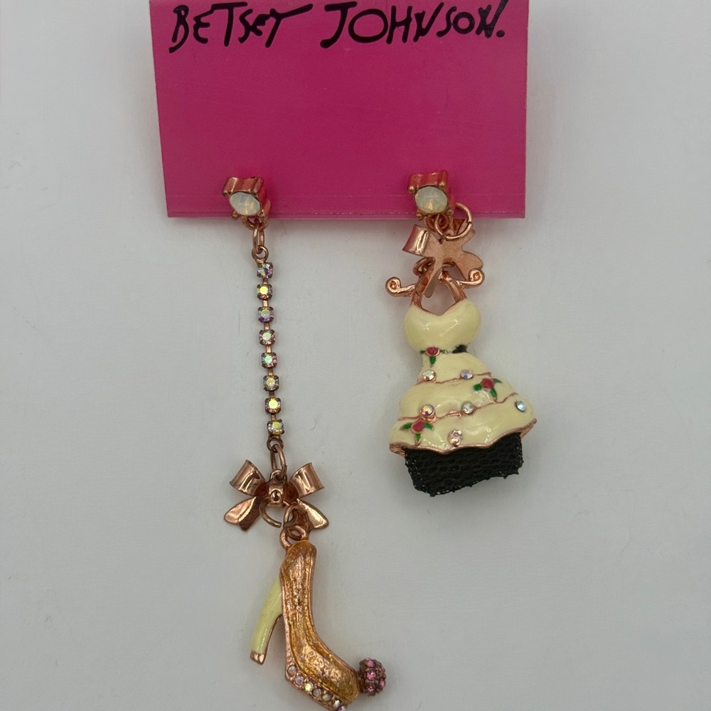 NWT Betsey Johnson Gold and Cream Dress & Heels Mismatch Earrings! 👠